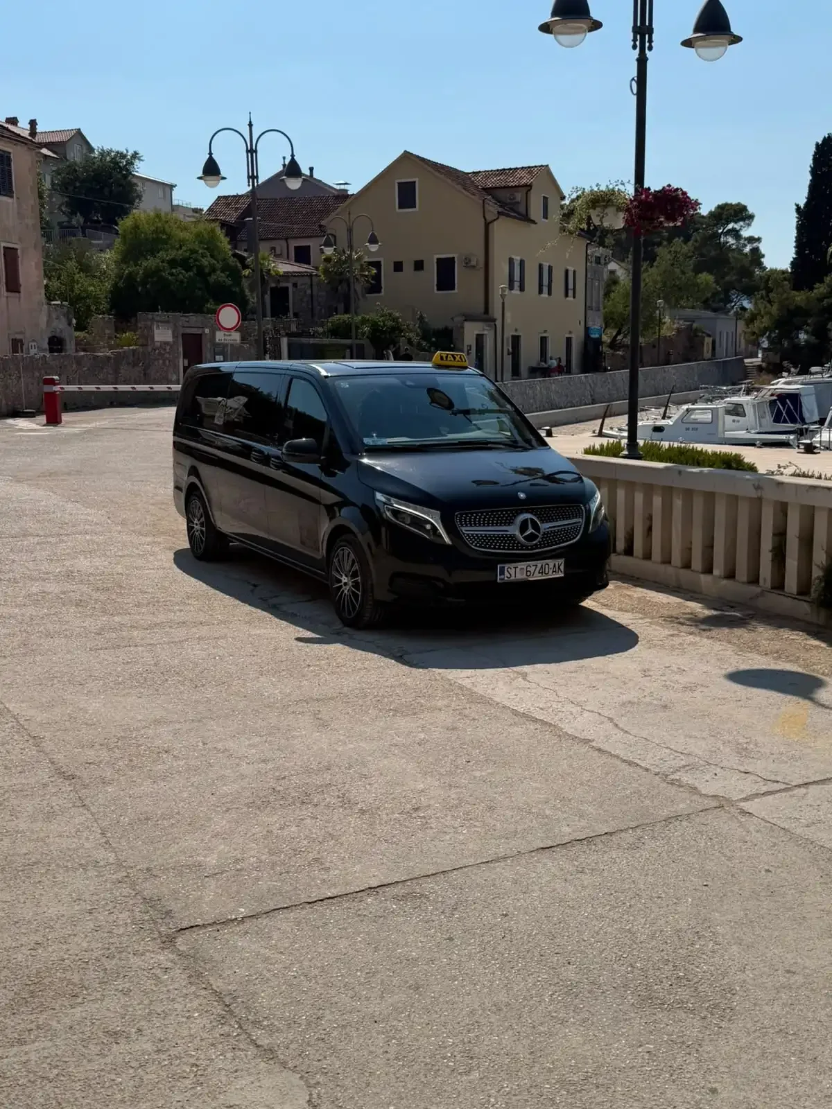 Premium black taxi van in Jelsa Hvar